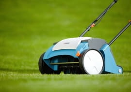 Elektryczny wertykulator EVC 1000 do usuwania resztek roślin i mchu. Producent: Gardena, cena: 550 zł