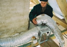 Aparat nawiewny montuje się na głównym kanale, w odleglości od 2 do 4 m powyżej kominka, najczęściej na nieużytkowanym poddaszu