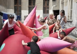 Instalacja Izy Rutkowskiej przedstawiająca ogromnego jeża na jednym z Wrocławskich podwórek