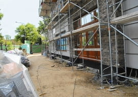 Przed założeniem ogrodu działka była zupełnie pusta. Zanim posadzono rośliny, konieczne było nawiezienie warstwy żyznej ziemi.