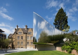 Investcorp Building, Oxford University's Middle East Centre w St Antony's College, Oxford, Wielka brytania, proj. Zaha Hadid Architects, nominacja w kategorii budynki zrealizowane, szkolnictwo wyższe i nauka. Zaproponowana przez Zahę Hadid bryła to odważna i dynamiczna forma o charakterystycznych dla projektantki miękkich liniach i śmiałych rozwiązaniach. Elewacje zostały zaprojektowane z wykorzystaniem paneli nierdzewnej stali odbijającej światło i silnie kontrastujących nową formę z zastanymi i objętymi ochroną historycznymi zabudowaniami kompleksu uniwersyteckiego.