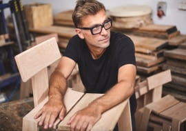 Tomek Rygalik i krzesło Natural Born