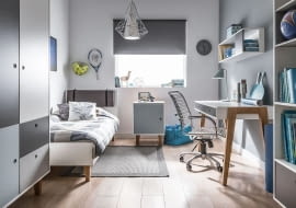 Dobry układ mebli w pokoju ucznia to taki, który pozwala na swobodne poruszanie się między nimi. Kluczowe jest miejsce na odsunięcie krzesła od biurka. Jeśli to krzesło na kółkach, wymaga choć minimalnej przestrzeni na kręcenie się i wiercenie – zdrowe dla kręgosłupa zwyczaje.