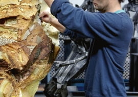 Największe wyzwanie? - Jest to kolejna 'głowa w ruchu', piankowy szkic rzeźby, nad którym pracuję od?roku. Nie wychodzi mi, ale nie zamierzam się poddać - opowiada rzeźbiarz.