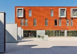 Ręcznie formowane cegły, o naturalnie nieregularnej powierzchni, wyglądają ciekawie nie tylko z fugą (białą, szarą czy w odcieniu klinkieru), ale również układane bez fugi. Na zdjęciu: cegła Boston z kolekcji Attitude, wymiary od 209 × 101 × 51 mm do 240 × 115 × 71 mm, cena od 3,21 zł/szt., VANDERSANDEN