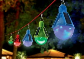Oświetlenie w ogrodzie. Girlanda z lampkami solarnymi, lampy.pl, 82, 90 zł.