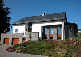 Decydujący wpływ na funkcjonowanie domowego gospodarstwa domowego ma wiele czynników: usytuowanie na działce, strony świata, sąsiedztwo, funkcjonalne rozplanowanie powierzchni użytkowych, ale także szczegóły takie jak śmietnik, szambo czy studnia.