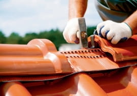 Taśma kalenicowa uszczelnia styk połaci i umożliwia wylot powietrza