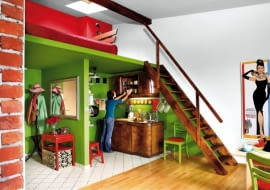 Projekt 1. Antresola znajduje się nad przedpokojem i kuchnią. Prowadzą na nią proste schody z malowanego dębu, do złudzenia przypominającego drewno, z którego jest zrobiony stary kuchenny kredens.