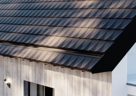 Połączenie rynny i dachówki