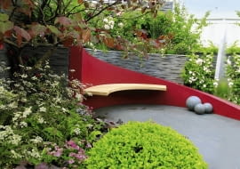 OGROD , DREWNIANE SIEDZISKO , LAWKA FOT. LILIANNA SOKOLOWSKA PUBLIKACJA KWIETNIK NR 6 (186) - 6 2010 SLOWA KLUCZOWE: OGROD ARCHITEKTURA XNO ZDJĘCIE DO WKŁADKI: PUBLIKACJA KWIETNIK NR 6 (186) - CZASOPISMA