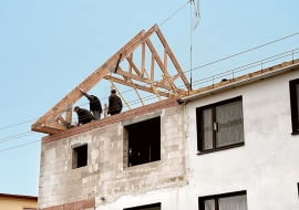 Przy zmianie dachu płaskiego w stromy najlepszym rozwiązaniem jest wykorzystanie prefabrykowanych wiązarów