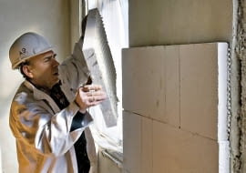 Bloczki z betonu komórkowego wystarczy przykleić do ścian od strony wnętrza