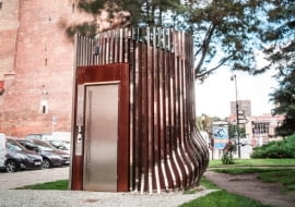 Modułowa publiczna toaleta w Gdańsku.