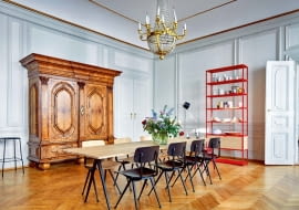 Jedną z największych ozdób starych mebli bywa okleina z cienkich płatów drewna o dekoracyjnym usłojeniu. Ona też najczęściej ulega zniszczeniu i jest zastępowana nową, ale taki zabieg obniża wartość kolekcjonerską obiektu. Na zdj. barokowa szafa w nowoczesnej jadalni, hay.dk