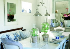 POD PRZYKRYCIEM. Zwykłe doniczki nabiorą charakteru, gdy nakryjesz je szklanymi kloszami. Mogą nimi być butle wykorzystywane do robienia domowego wina. Odetnij diamentem ich denka... i gotowe!