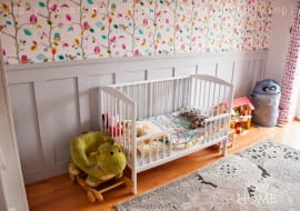 Pokój dwuipółletniej dziewczynki w stylu angielskim.