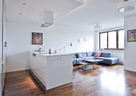 Nowoczesny minimalizm. Przestronne mieszkanie dla singielki