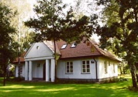 Stylowy dom, pozornie tylko wyglądający jak zabytek. W rzeczywistości powstał we współczesnej pracowni architektonicznej