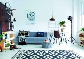 Dla majsterkowiczów. Stabilną podporę dla roweru możemy stworzyć samodzielnie. Tu wykorzystano europaletę jako podporę tylnego koła, a przednie podtrzymuje wieszak. Możliwości jest jednak więcej, wystarczy odrobina wyobraźni.