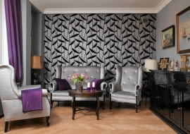 Po wielu latach spędzonych w Nowym Jorku pani Aleksandra wróciła do kraju. O pomoc w urządzeniu mieszkania poprosiła córkę, projektantkę wnętrz. Dzięki jej pomysłom typowe mieszkanie w bloku przypomina wnętrze w starej kamienicy. <BR /> MIESZKANIE. Kanapa i fotele stylizowane na ludwiki ozdobiono kryształkami Swarovskiego. Na komodzie z malowanej olchy stoją pamiątki przywiezione z Nowego Jorku.