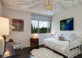 Podwieszany sufit z materiału w pokoju dziecięcym