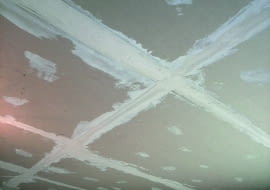 Rozmieszczenie płyt gipsowo-kartonowych w taki sposób, że ich styki tworzą połączenie krzyżowe jest niedopuszczalne