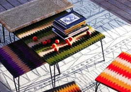 Barwne stoliki - blaty z utwardzonych żywicą włókien bananowca. Wykonane przez artystów z Filipin, Anthropologie.