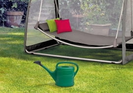 Hamak Bali/LEROY MERLIN Wygodny, z moskitierą i stojakiem. Cena: 599 zł, www.leroymerlin.pl