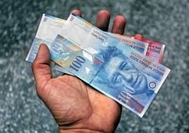 18.07.2011 KRAKOW , FRANK SZWAJCARSKI , BANKNOTY 20 I 100 FRANKOWE . FOT. JAKUB OCIEPA / AGENCJA GAZETA