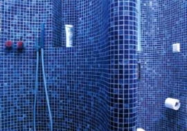 Falisty kształt ma nie tylko dostawiona przegroda. Pozostałe ściany również zostały zaokrąglone - motyw fali powtarza się więc w całym pomieszczeniu.