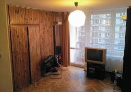 <B>Połączenie kuchni z pokojem oraz zastosowanie jasnej kolorystyki i błyszczących materiałów sprawiło, że ciasne mieszkanie urządzone jeszcze w latach siedemdziesiątych XX wieku zmieniło się w nowoczesne przestronne wnętrze.</B> <BR /><B>PRZED ZMIANĄ:</B> Pierwotnie w mieszkaniu o powierzchni 34 m kw. był?pokój i zamknięta kuchnia. Pomieszczenia dzieliła ściana wyłożona boazerią, modną w czasie, gdy urządzano to wnętrze.