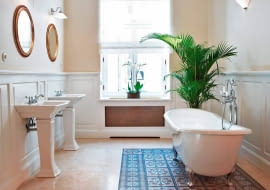 <B> Mogą być retro lub nowoczesne. Owalne, koliste, kwadratowe lub prostokątne. Często wspierają się na lwich nóżkach. Wanny wolno stojące nadadzą każdej łazience cechy eleganckiego salonu kąpielowego. </B><BR /> WANNY: pierwsze wnętrze - na lwich łapach<BR /> Łazienka w zrewitalizowanej kamienicy z 1910 roku została zaaranżowana klasycznie, w stylu nawiązującym do wystroju wnętrz z początku ubiegłego stulecia. Stąd wolno stojąca wanna na lwich łapach, stylizowane na stare kinkiety i chromowana armatura, boazeria na ścianach, szlachetne materiały wykończeniowe, m.in. marmur. Ukłonem w stronę nowoczesności jest podwieszony w całym pomieszczeniu sufit, w którym zainstalowano halogenowe oświetlenie. Podłogę przy wannie wyłożono starannie oczyszczonymi płytkami cementowymi z odzysku. W pozostałej części łazienki są zaimpregnowane płyty marmuru. Grzejnik we wnęce pod oknem został obudowany i osłonięty metalową siatką.