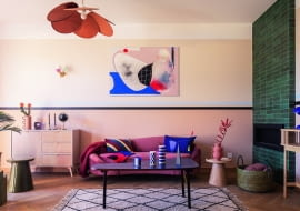 Szafowanie kolorem, formą i stylistyką różnego pochodzenia – to główne cechy aranżacji tego mieszkania.