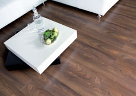 Impression 4V/Classen Klasa ścieralności: AC5 klasa użyteczności: 33 dekor: dąb Alicante struktura synchroniczna wymiary: 1286 x 160 mm, grubość 10 mm powłoka antystatyczna, pokryte substancją Isowaxx chroniącą przed wilgocią Cena: 66,90 zł/m2, www.classen.pl