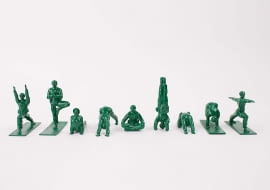 Żołnierzyki uprawiający jogę