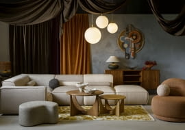 Sofa modułowa Flex Felix, puf Miuf, fotel Ovo – Miuform; stoliki Puente – Miloni; komoda Phab – Swallow’s tail; płaskorzeźba Navis Dau – Tauart; farba dekoracyjna MoonLight – Primacol Decorative; lampa stołowa Sawa Natur oraz lampa wisząca Alur Wood– Kaspa; tkaniny – Davis Fabrics; sztuczne rośliny – Agawa Artificial Flowers; ceramika – Galeria Szum, Cera Michi, AOS Studio, dywan – Carpets & More.