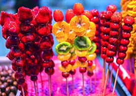 W Azji karmelizowane owoce są bardzo popularne. Sprzedaje się je na patyczkach niczym u nas lizaki. Natomiast w Stanach Zjednoczonych na Halloween popularne są 'candy apples'.