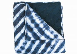 <B>Efekty malarskie to bardzo silny trend w tym sezonie. Jeśli masz coś, na czym widoczne są ślady pędzla albo rozlanej farby, jesteś na czasie!</B> <BR />Dwustronny. Bawełniany pled z batikowym wzorem, wym. 130x180 cm, cena: 155 zł, Broste Copenhagen