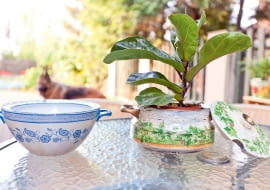 DONICZKA ZE STAREJ WAZY, którą ozdobiłam techniką decoupage'u. Pokrywka wprawdzie nie jest już potrzebna, ale służy za dodatkową ozdobę.