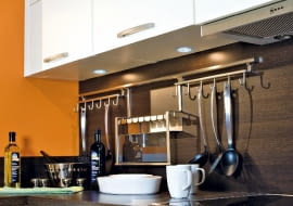 Oświetlenie LED-owe można z powodzeniem stosować do rozjaśniania powierzchni roboczych w kuchniach, łazienkach czy gabinetach. Jego zaletą jest duża jasność strumienia świetlnego. Może też być stosowane w oświetleniu orientacyjnym.