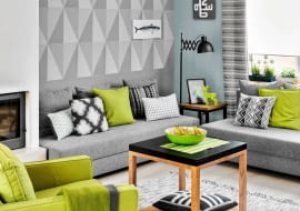 STYL. MEBLE: Sofy 699 zł/szt., fotel 799 zł IKEA; Stoliki 890 zł/szt. House & More POZOSTAŁE: Lampa podłogowa 199 zł, ramka 33,95 zł, podkładka 14,95 zł Meble Vox; Poszewka na poduszkę (w kratę) 99 zł Almi Decor; Poduszki (kwadratowe wzorzyste) od 75 do 190 zł Nap; Poduszki (podłużne wzorzyste oraz zielona pod oknem) od 45 do 71 zł Pt,; Poduszka (kwadratowa, zielona) 12,99 zł, dywan 69,99 zł IKEA; Koc 69,99 zł, figurka 49,99 zł, misa 29,99 zł, obrazek (ryba) 49,99 zł IKEA; Zasłona 139 zł Leroy Merlin ? Zegar 89 zł BoConcept; Dekoracja ściany namalowana przez stylistkę