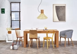 Rodzina Ton. Przy jednym stole (od lewej) krzesła: Ironica klasyk lat 60., Malmö 313 utrzymane w skandynawskim stylu, No 14 słynny wzór thonetowski, fotel Split zaprojektowany przez Arika Levy'ego - zdobywca Red Dot w 2016 r.