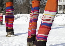 Ostatnio hitem są kolorowe osłonki na pnie drzew, np. ze starych narzut lub swetrów