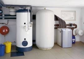 Kompletna kotłownia - z pompą ciepła, sobnikiem ciepłej wody i magazynującym ciepło zbiornikiem buforowym.