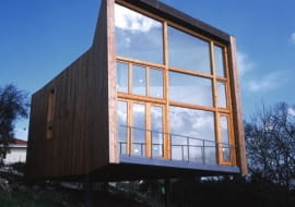 dom z drewna i stali