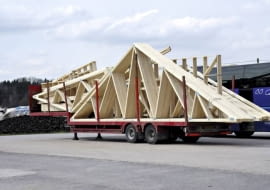 Elementy gotowej więźby przygotowane do transportu na plac budowy