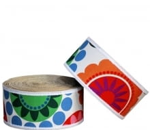 Ekologiczny i recyclingowy pomysł na umeblowanie mieszkania - meble z tektury falistej. <BR /> MEBLE Z TEKTURY. Ekologiczna pufa polskiej marki Kartooni. Dzięki użyciu twardego kartonu pufa jest lekka i wytrzymała. Swoim kształtem i mobilnością znakomicie pobudza dziecięcą wyobraźnię, a żywymi kolorami wprawia w dobry nastrój zarówno domowników, jak i gości. 120 zł, ecomateria.pl