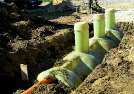 Osadnik wstępny należy umieścić nie mniej niż 15 m od najbliższej studni, 2 m od granicy działki i drogi oraz 1,5 m od rur gazowych i wodnych