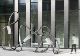 "Harmonia kontrastów" - rzeźba Macieja Rembielińskiego stanie przed kompleksem LIXA